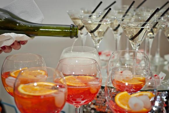 玻璃杯里的流光 自助餐臺上的酒精飲料攝影美學